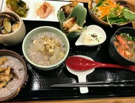その日の体調や気分で選べるお粥5種類から2種類お選びいただけます。
お粥はお代わり自由!
・薬膳粥2種
・自家製豆腐
・野菜蒸物
・海藻と野菜の酢の物
・手作りおかず2種
・具だくさんの汁物
・薬膳茶
・デザート