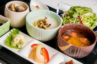 ゆったりとお食事を楽しみたい方、コースでランチを食べたい方にオススメ!
・前菜
・汁物
・魚貝のお造り
・旬野菜の蒸物
・薬膳粥
・薬膳茶
・デザート