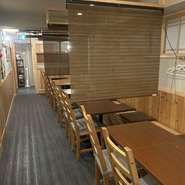 夜の営業では、照明を暗めに設定。
簾を下ろして個室感を演出しています。