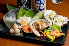 「貝」をメインにした、 季節の野菜と日本中の貝海鮮を一品ずつコース仕立てで提供いたします。