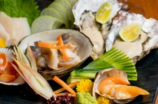 「貝」をメインにした、 季節の野菜と日本中の貝海鮮を一品ずつコース仕立てで提供いたします。