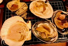 「貝の浜焼き」は、目の前で焼き上げる新鮮な貝を
　特製ダレで楽しめます