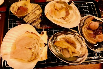 「貝の浜焼き」は、目の前で焼き上げる新鮮な貝を
　特製ダレで楽しめます
