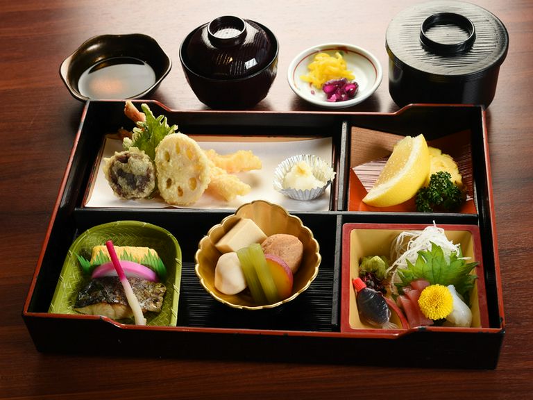 何から食べるか迷ってしまうほど、美味しいものがギュっと詰まった『あわさい御膳（ドリンク付き）』
