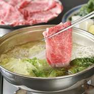 上等な国産食材にこだわり“その日一番”の黒毛和牛を厳選。毎日仕入れる活伊勢海老や活鮑などの高級食材にもありつけます。『活伊勢海老と和牛ステーキのコース』などで、垂涎の料理の数々を味わいつくせます。