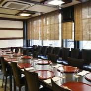 様々なビジネスシーンに対応可能な【車屋　別館】。鉄板焼きは1階、和食は2階、宴会や祝賀会などは3階で。それぞれの目的に合わせ相談できるコースも豊富。接待や会食、商談やパーティーに使いやすい点も魅力です。