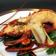 冷製前菜／温製前菜／スープ／伊勢海老／和牛ステーキ（ロース）／デザート※ロース→フィレ　＋1000円　※二人前単位でご注文承ります