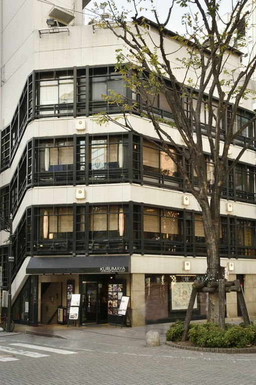 1F：鉄板焼き／2F：4名掛けテーブル44席／3F：テーブル席35席