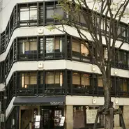 1F：鉄板焼き／2F：4名掛けテーブル44席／3F：テーブル席35席