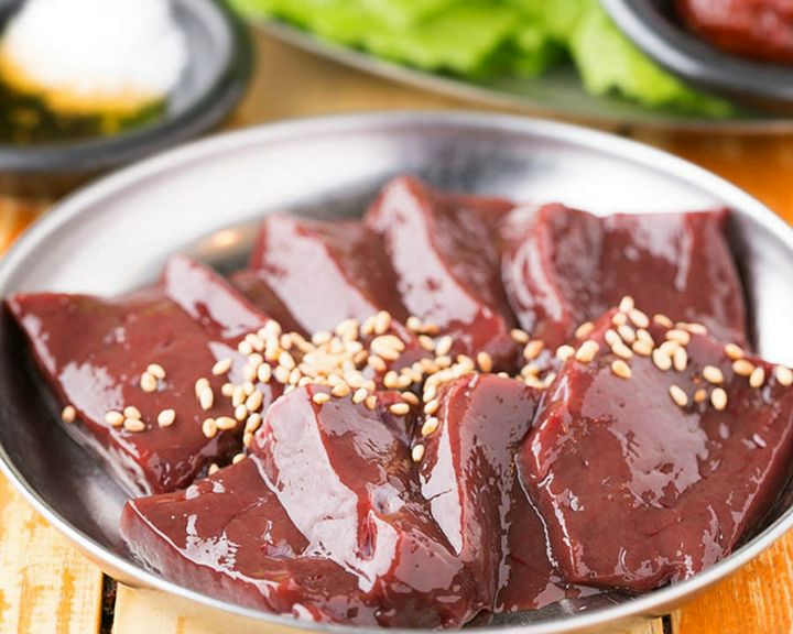 絶品焼牛レバー ミネラル含有量世界一の雪塩をつけてお食べください