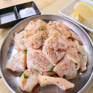 脂が少なくてコリコリした食感が特徴のホルモン。ホルモンの臭みが少なく、噛めば噛むほど旨味が増します。ホルモンは脂が多いイメージがありますが、このホルモンは脂が少なく、いくらでも食べられると人気。