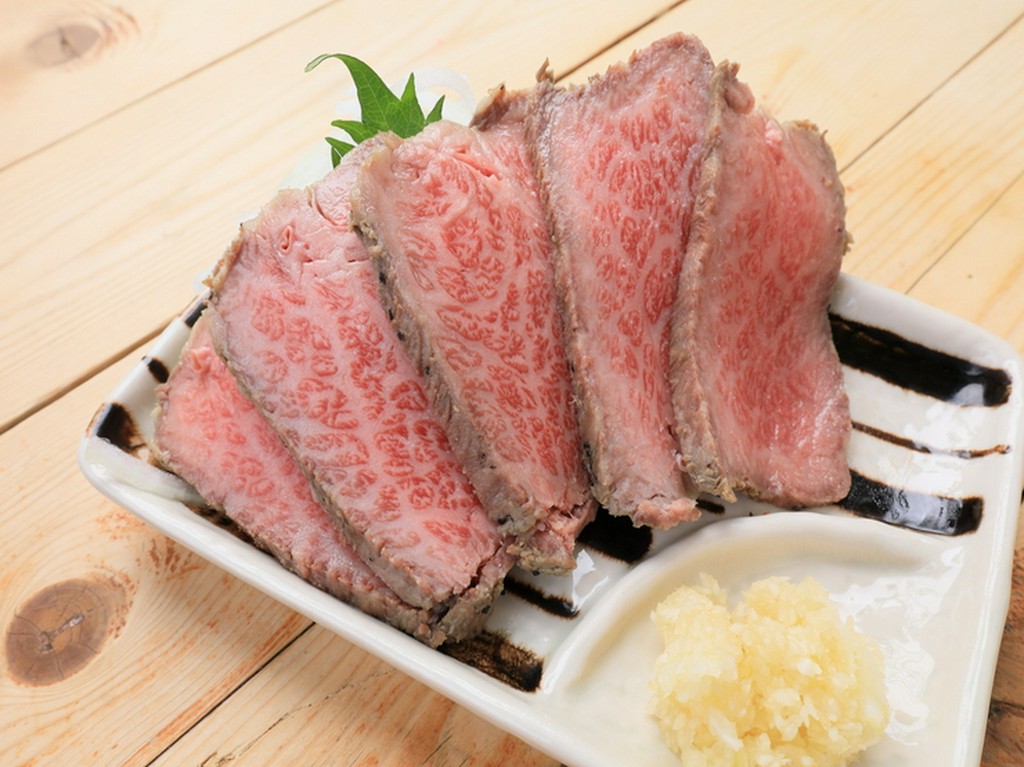 厚切りで噛み応えのある『炭焼ローストビーフ　たたき風』