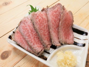 厚切りで噛み応えのある『炭焼ローストビーフ　たたき風』