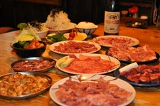 1人当たり大満足の総量560g（焼肉屋さんの6～7人前）。ガッツリ食べたい方、自衛隊、消防の方大歓迎