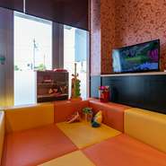【ナマステ　タージ　マハル】の目標は、「子どもが楽しめるお店づくり」。お母さんが子どもを見ながら食事のできる遊戯スペースの設置等、家族連れに優しいお店を目指しています。
