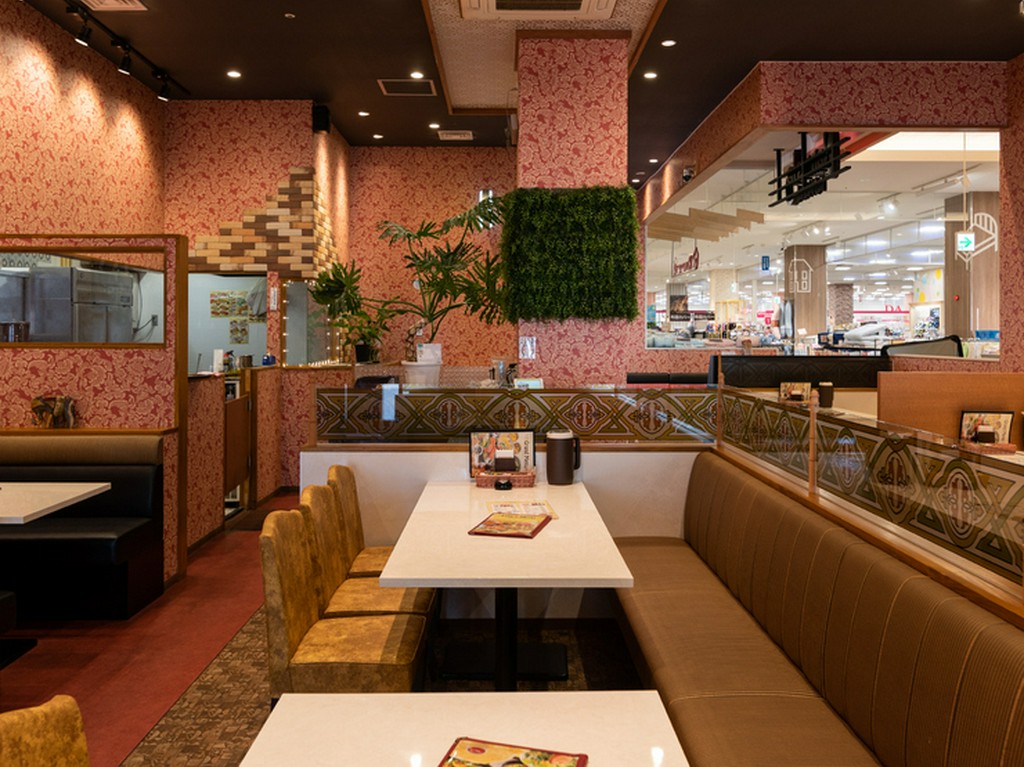 特注のソファでゆったりと。女子会や各種宴会にも活用できる