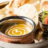 リーズナブルな価格が嬉しい『プレーンナンランチ』、カレーは6種類の中から好みのものをチョイス。気軽に楽しめる、お得なランチセットとなっています。