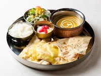 選べるカレー（エビとアスパラのカレーorホウレン草とポークカレーorココナッツチキン）・ハーフナンorハーフチーズナンorライス・サラダ・デザート