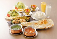 選べる2種類のカレー（バターチキンカレー・ポークホウレン草のカレー・エビとグリーンアスパラのカレー・シーフードカレー）・ライス・タンドリーミックス・選べる1種類のナン（プレーンorチーズorハニーチーズ）