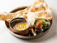 選べるカレー・プレーンナン・サラダ・パーパル
