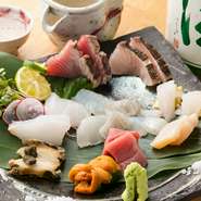 旬の仕入れにこだわった、大将の厳しい目で吟味された海鮮は格別。『春の刺身』では季節を先取りした和食の「走り」を味わえます。仕入れ次第で決まる手書きメニューは、何度も訪れたくなる理由の1つです。