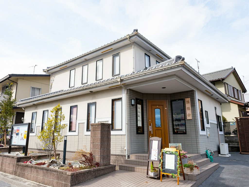 「藤ノ木古墳」から歩いてすぐ。住宅のような外観のカフェ