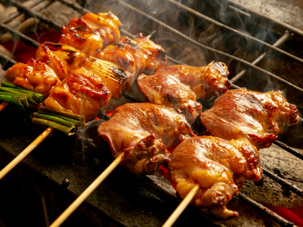 やきとりをはじめとした、職人技が光る多彩な鶏肉料理を堪能