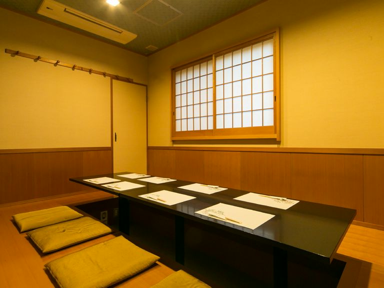 和モダンな設えが美しい空間に、2〜60名様対応の個室をご用意