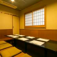 1階のカウンター席以外は、すべて個室の設え。1・2階に4部屋があり、2名様からご利用可能なお部屋も。写真の掘りごたつの部屋は3～8名様向けで、接待や会食、少人数での宴会、お顔合わせやご結納に人気。