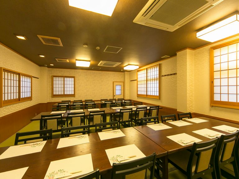 最大60名様までOKの大広間があり、大勢様での会社行事に好評