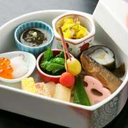 料理の味とともに見た目も楽しんでいただけるよう、器と料理のトータルな彩り、華やかさを大切にしているとのこと。食器は色彩・形ともに美しい有田焼に限定。四季折々の風情が宿る日本料理が楽しめる。