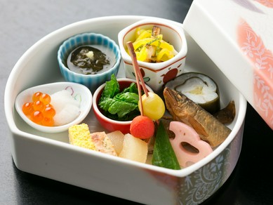 器はすべて有田焼を使い、季節を感じる彩りと華やかさをお届け