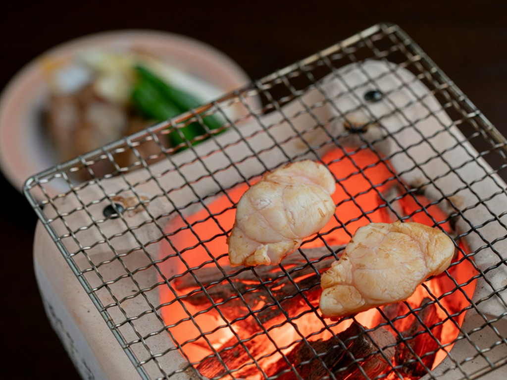 ふぐの新しい美味しさを発見できる、香ばしい『炭火焼ふぐ』