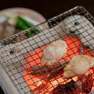 10月～3月末には、贅沢なふぐ料理を高コスパでご提供。なかでも人気は珍しい、焼きふぐ。程好い酸味がアクセントになった下味をつけて炭火焼するので、香ばしさと食感が絶品。単品orコースの一品でどうぞ。