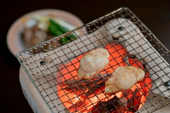ふぐの新しい美味しさを発見できる、香ばしい『炭火焼ふぐ』