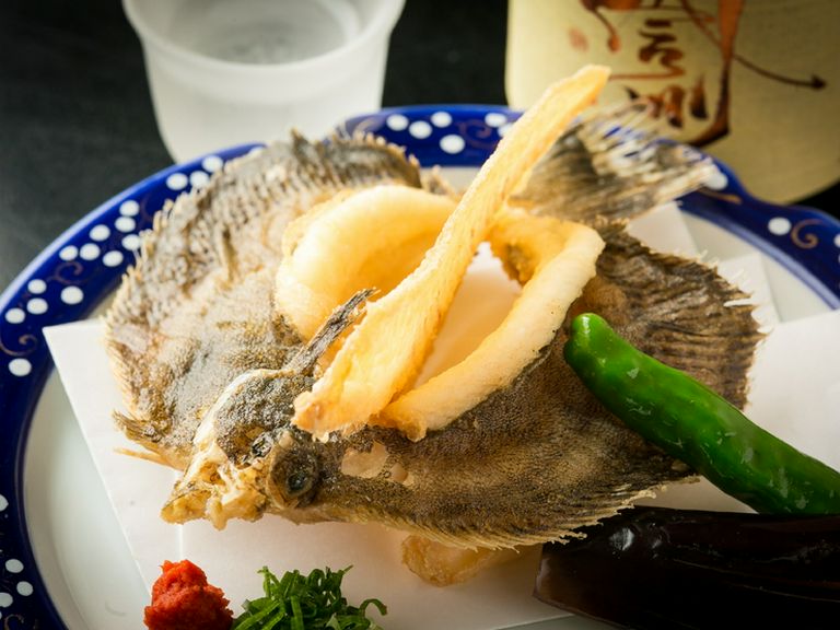明石名物の鮮魚を丸ごと食べられる!  『メイタガレイの唐揚げ』