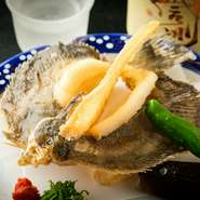 手間を惜しまぬ仕事が生む一品。明石浦で獲れたメイタガレイの中骨をきれいに抜いてから、サクッと香ばしい唐揚げに。骨がないので食べやすく、身の旨みを満喫しながら、丸ごと味わえます。魚が旬の春先～秋に登場。