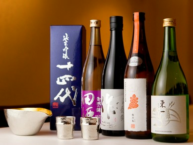 日本各地の名酒を用意。「十四代」だけでも呑み比べができるほど