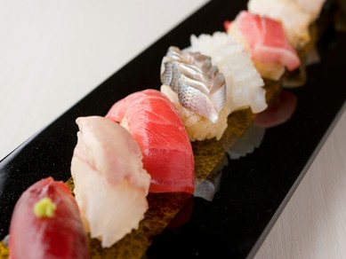 ＜特別コース＞前菜、酒肴、寿司8貫など全17品　1ドリンク付き