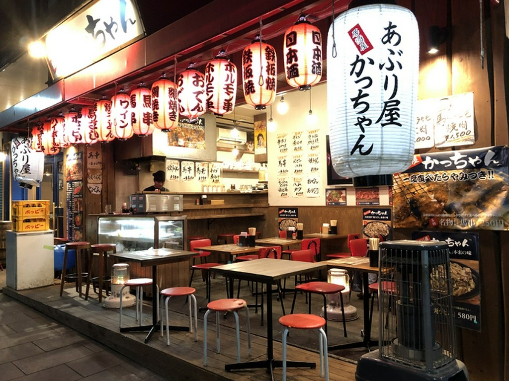 “のんべえ横丁”の赤ちょうちんに誘われる、気ままで楽しい夜