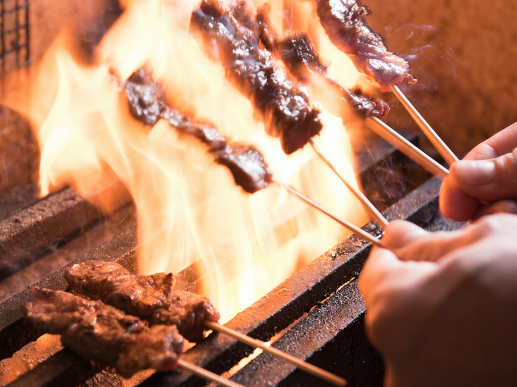 串焼きの香ばしさが漂う店内で、ざっくばらんな宴会を