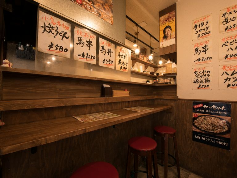 昔ながらの丸椅子にちょこんと腰かけ、グッと流すビールが旨い