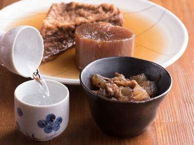 寒い日は熱燗でしっぽりと。おでんや煮込みなど和みのアテも豊富