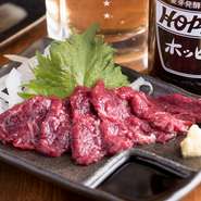 熊本出身のオーナー自慢の馬肉は新鮮で旨みたっぷり。ほとんどのゲストが注文する人気メニューです。しなやかな赤身、噛むほどにあふれる旨み、甘口醤油との絡みを楽しめます。辛口の日本酒や熱燗とも相性抜群です。