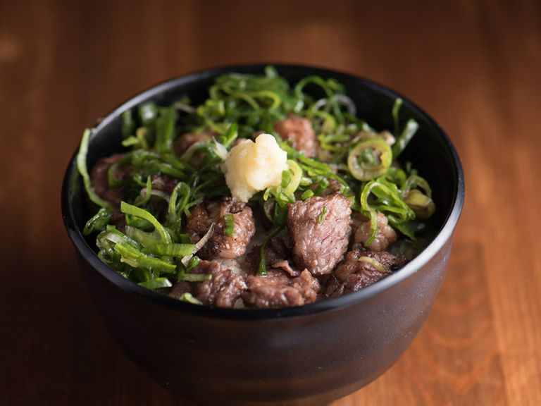 馬焼肉を丼で。ネギと生姜醤油でさっぱり味わう『馬丼』