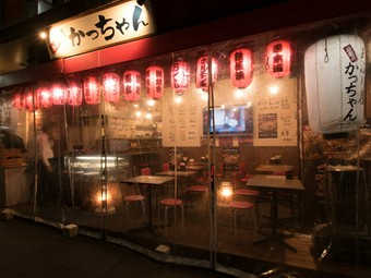笑い声あふれる活気ある大衆酒場で、ざっくばらんに酒肴を楽しむ