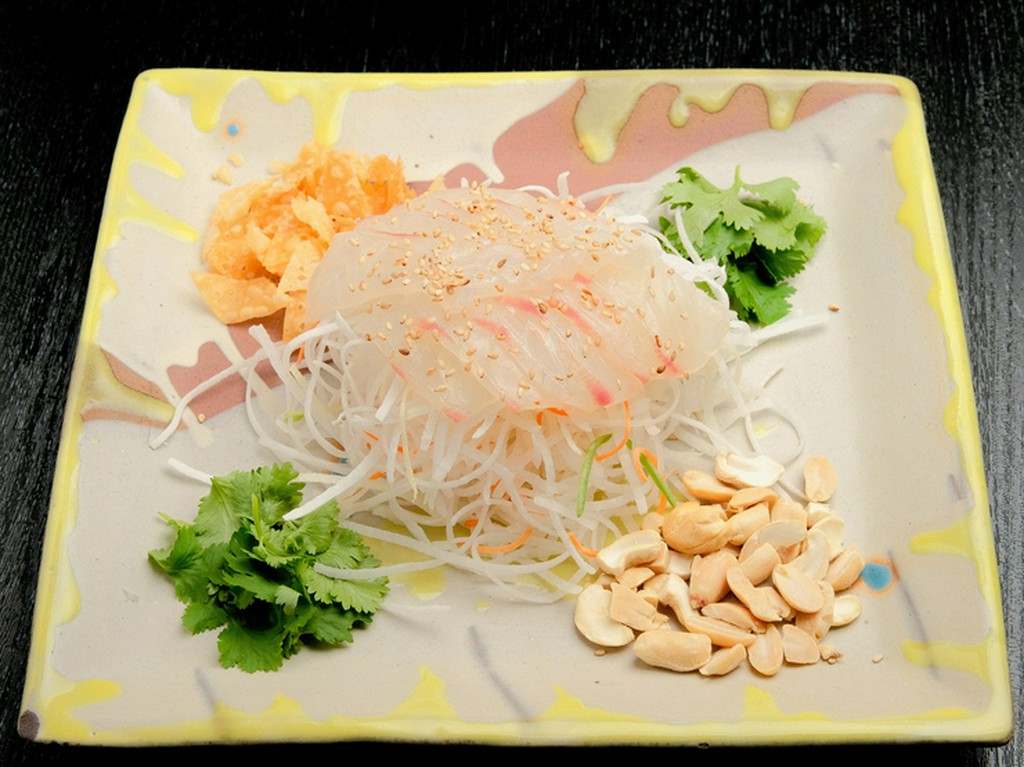 ピーナッツオイル香るソースと、真鯛や野菜の食感が楽しい『真鯛の中国風お造り』