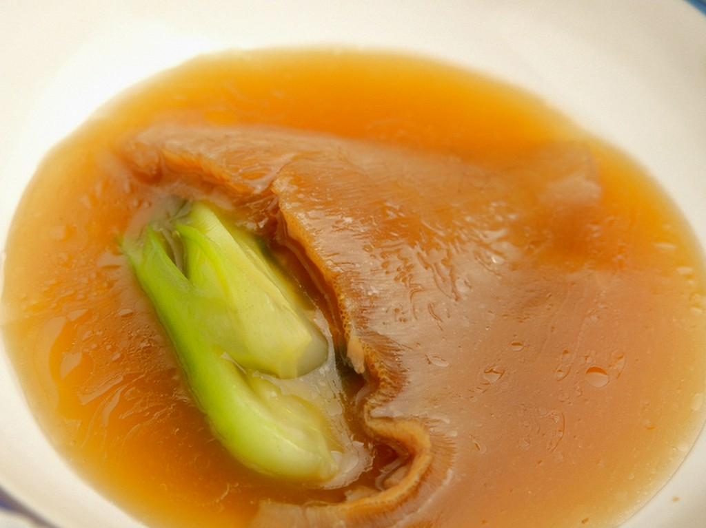 大振りな気仙沼産ヨシキリザメの尾びれを贅沢に上湯スープで蒸し上げた『フカヒレの姿煮』