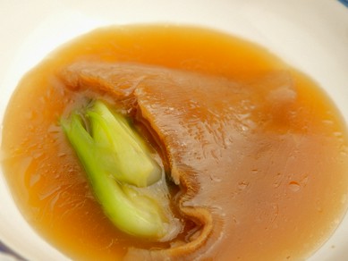 大振りな気仙沼産ヨシキリザメの尾びれを贅沢に上湯スープで蒸し上げた『フカヒレの姿煮』
