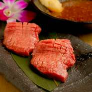 コースのメインのお肉は1人300g単位。女性同士で気兼ねなく、ワイワイ美味しく味わう女子会に好評です。カジュアルでアットホームな店なので、肩肘はらないで楽しめるのも魅力。ぜひ、お気軽にどうぞ！